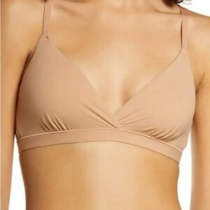 (2) SKIMS
Fits Everybody Crossover Bralette - Clay